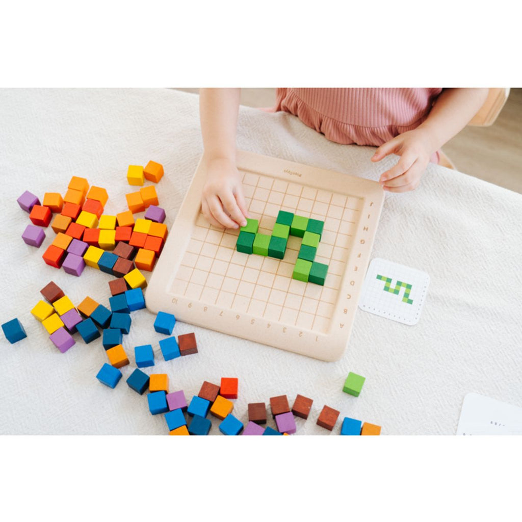 Kid playing PlanToys 100 Counting Cubes - Unit Plus